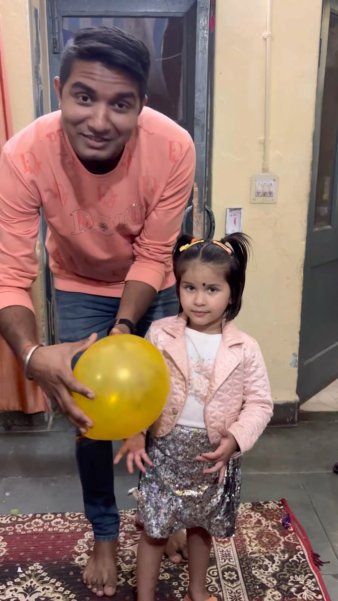 Vedika ki mumma ne balloon diya