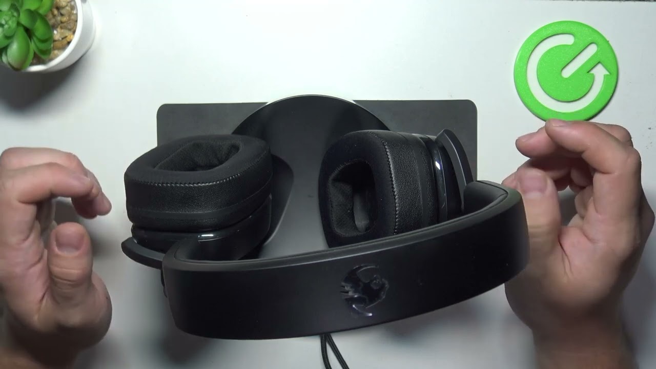 Roccat SYN MAX AIR - How to Charge Device Battery | Charging the Headphones