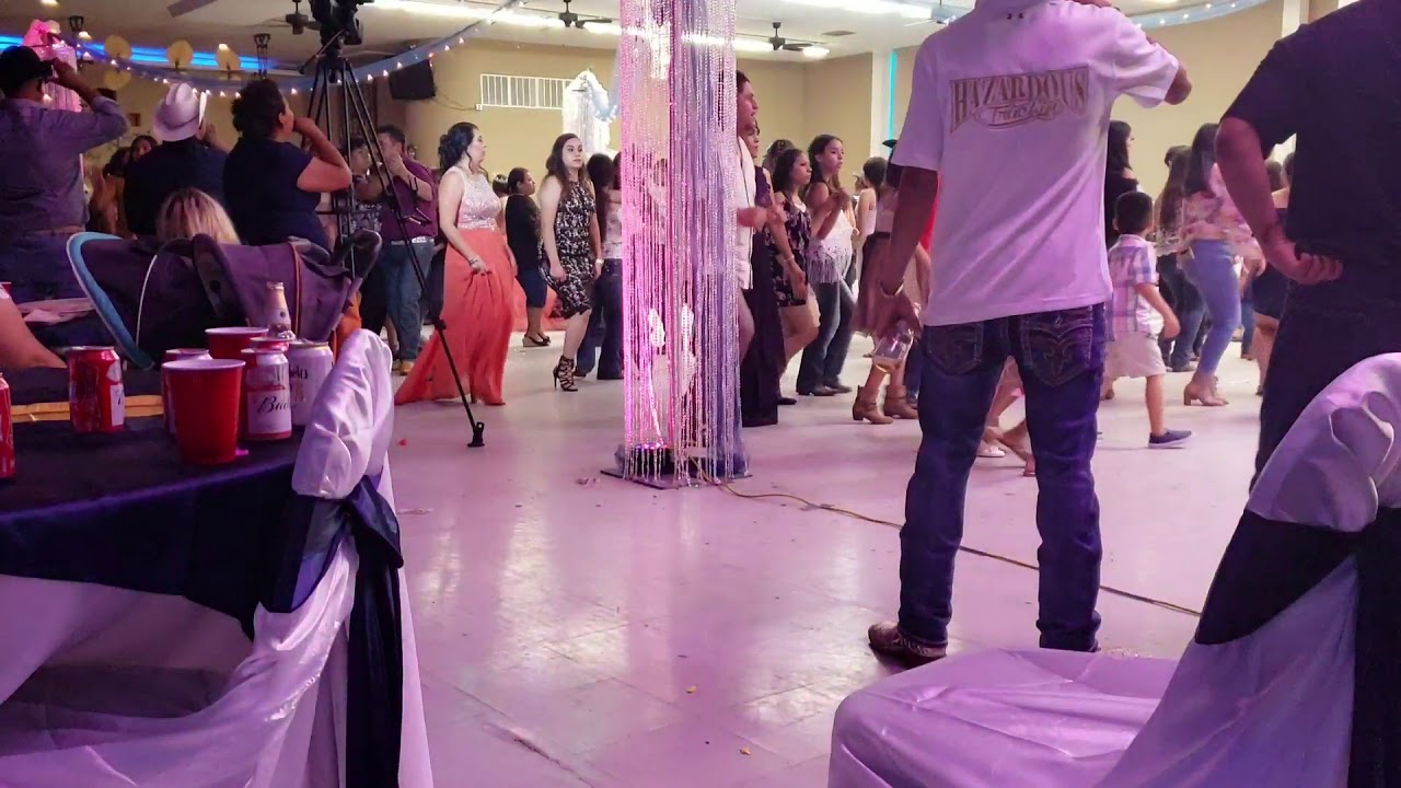 DJ cotorra en una quincenera, Cumbia - YouTube