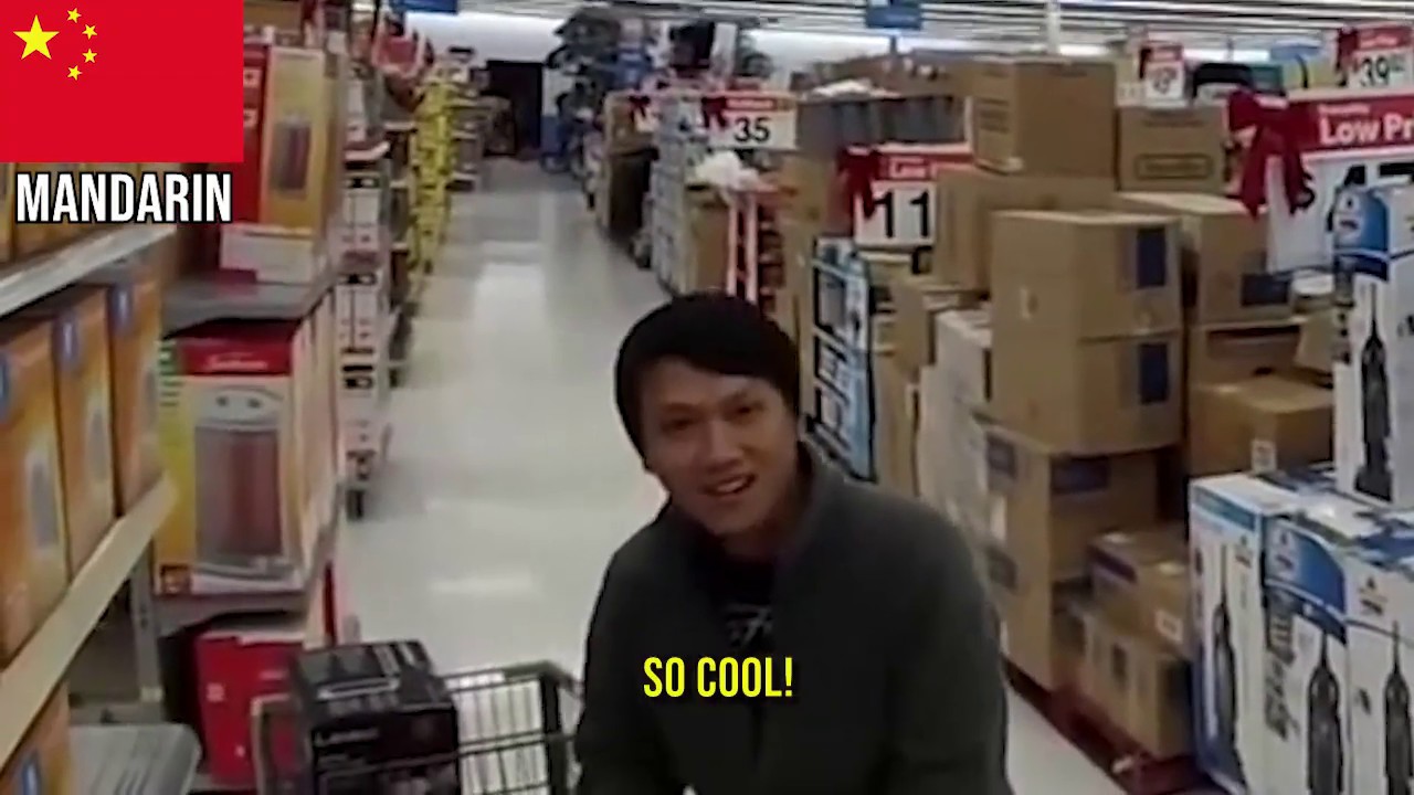 Черный мужчина путает сотрудников и покупателей ((В РЕТРОСПЕКТИВЕ))