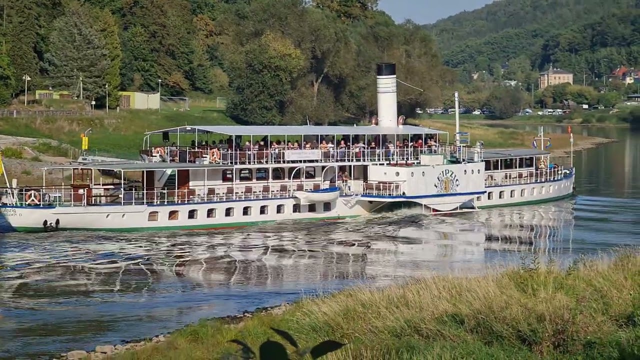 Dampfschiff "Leipzig" mit Rettungshubschrauber