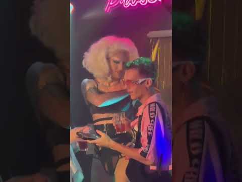 The moment they recognized the track… ❤️