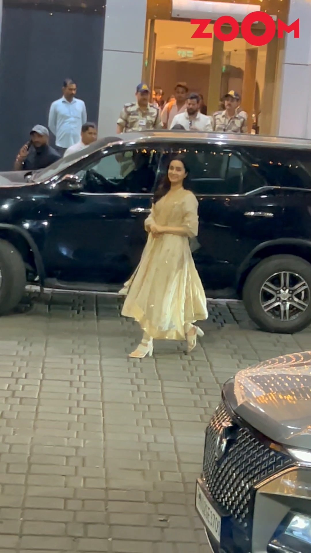 Shraddha Kapoor comes forward to pose for paps at the airport #shorts #shraddhakapoor #spotted
