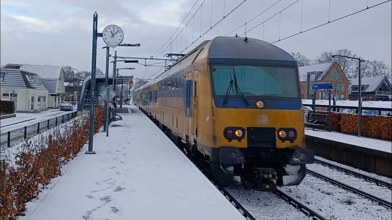 DDZ komt langs station Twello in de Sneeuw 