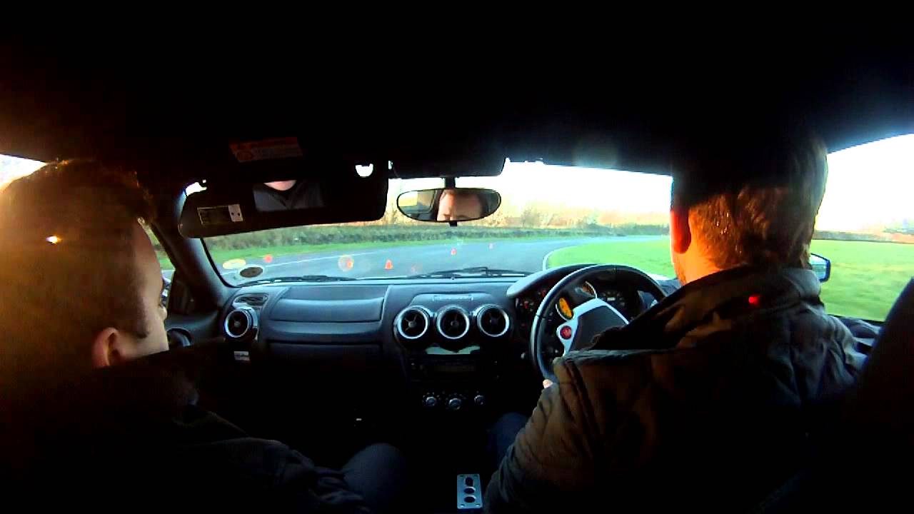 Driving a Ferrari at Llandow Circuit (11-01-2014)