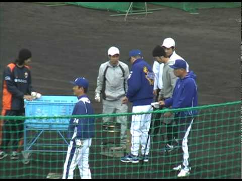 2010年2月5日ﾄﾞﾗｺﾞﾝｽﾞ沖縄ｷｬﾝﾌﾟ　落合監督を暖める炭.AVI