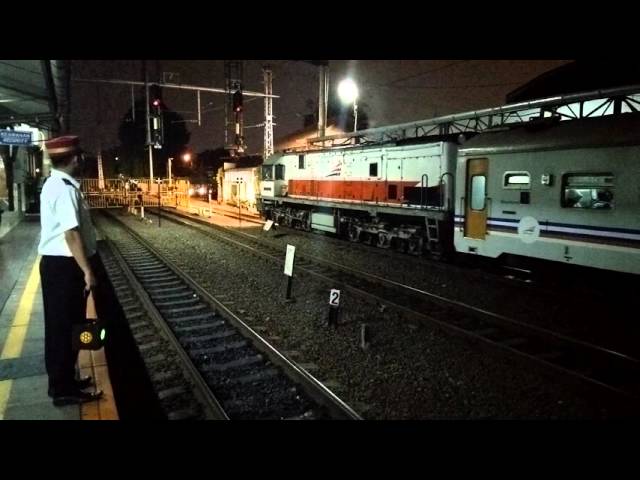 PPKA Melepas Kereta Api Serayu Malam di Stasiun Pasar Senen class=