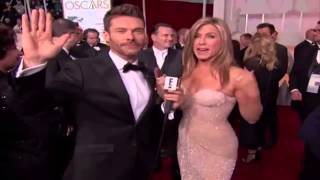 Famous Reese Witherspoon grabs Jennifer Aniston's Butt at the Oscars Net Worth