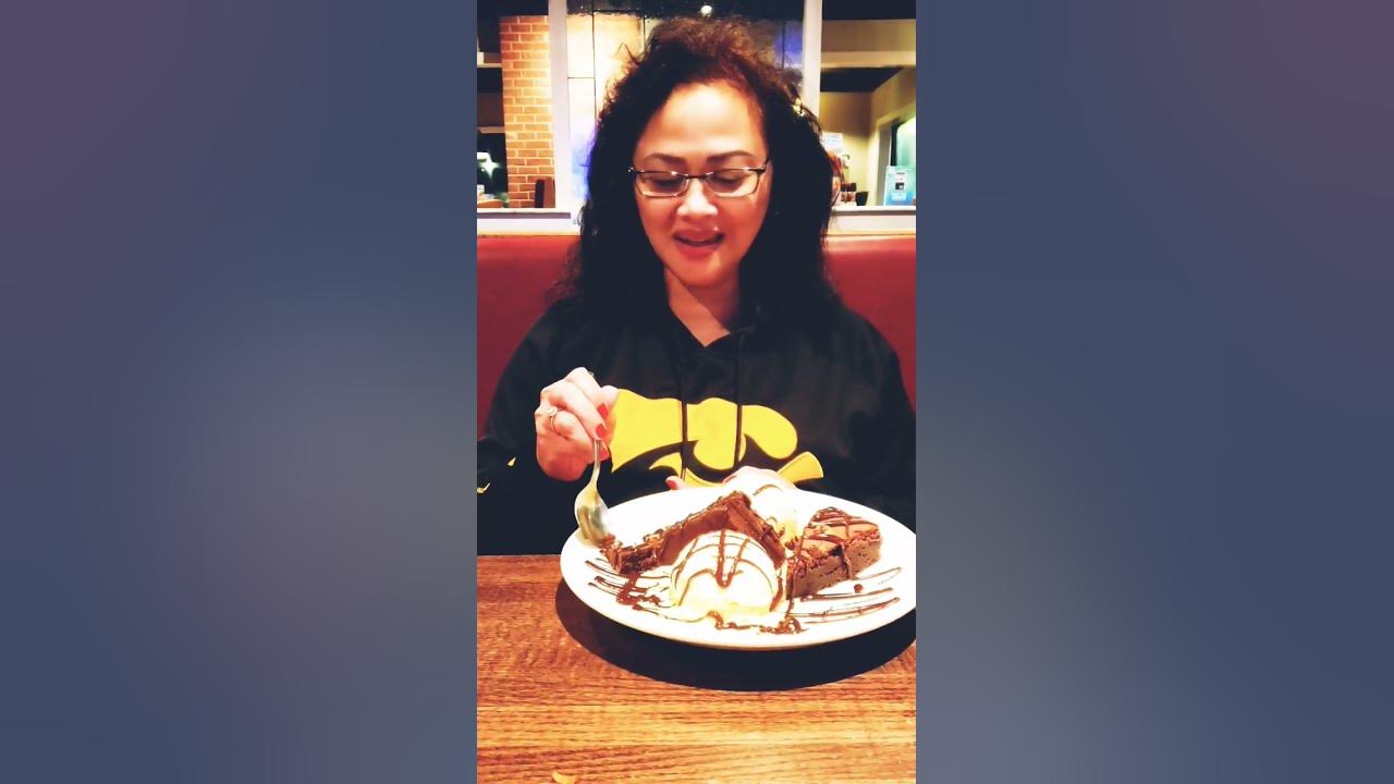 trying-brownie-bites-from-applebee-s-for-the-first-time-shorts