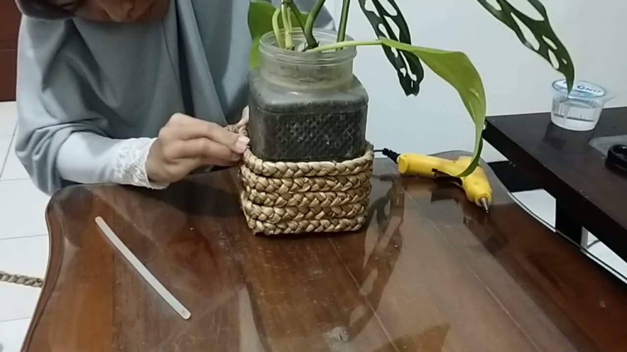 menyulap toples jadul dengan diy placemat eceng gondok jadi pot anyaman
