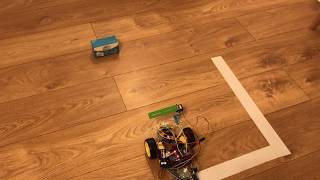 Arduino. A robot using a distance sensor and a servo. Robot z czujnikiem odległości oraz serwem.