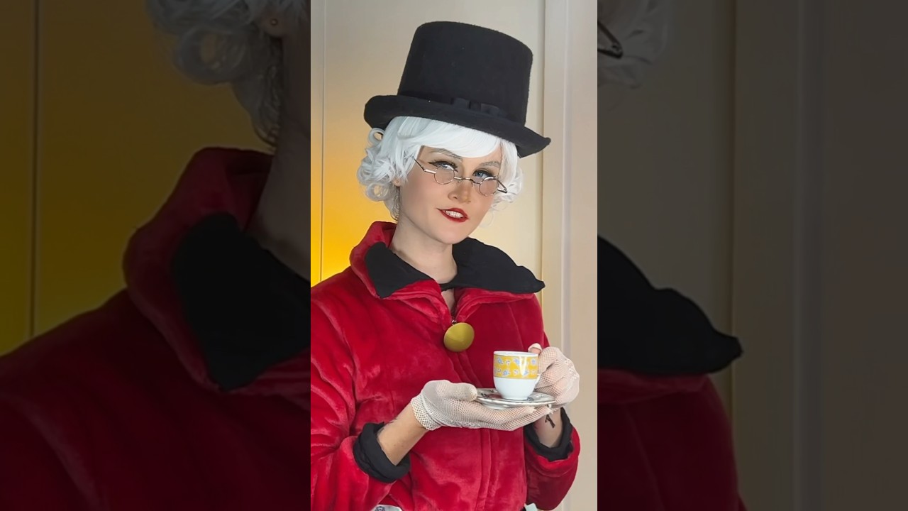 Donald Duck asks his uncle Scrooge for some money 🤔 #donaldduck #cosplay