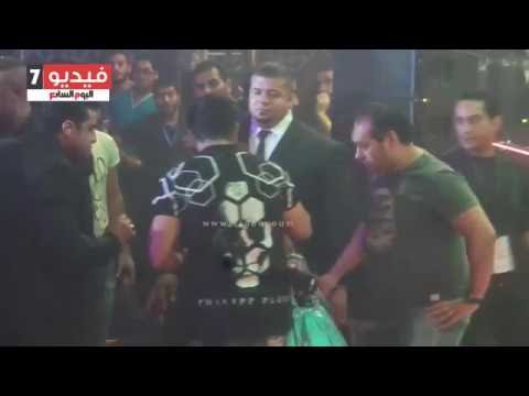 فتاة تتحدى أمن حفل تامر حسنى وتخطف الميكرفون والأخير يقبل رأسها