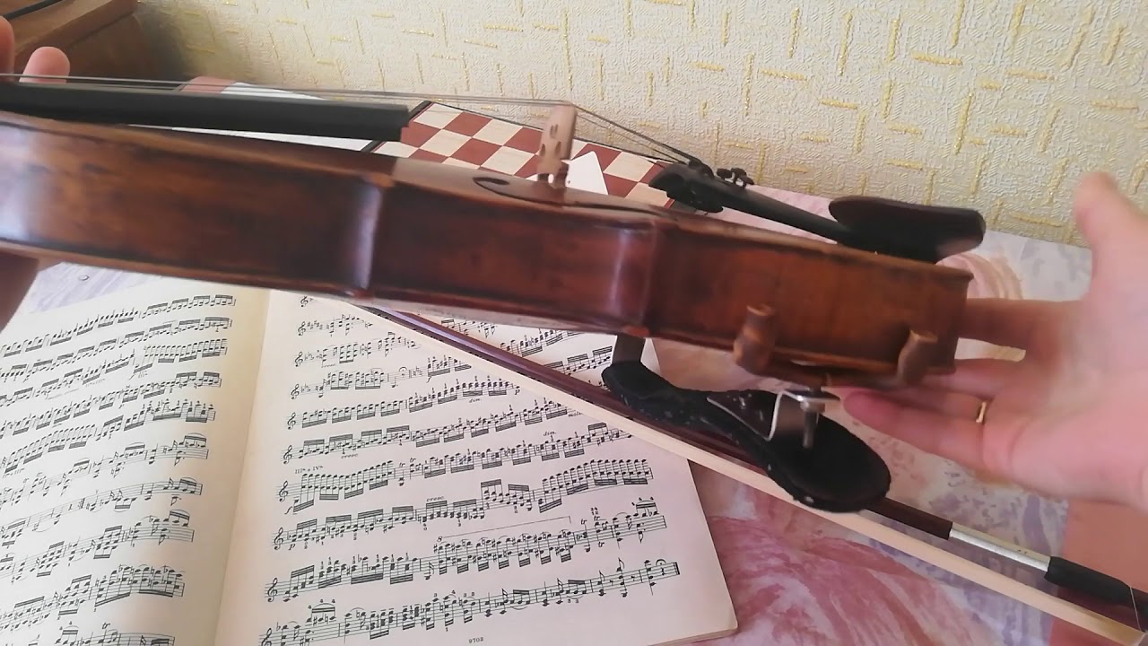 Научиться на скрипке с нуля. Скрипка Страдивари со смычком. Приспособления для скрипки. Дека скрипки. Приспособление для скрипки для начинающих.
