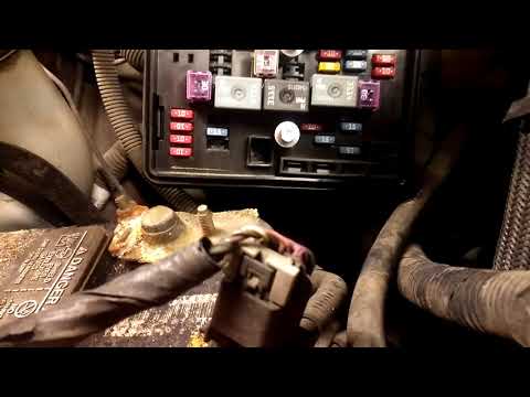 Video: 2007 Chevy Impala'da bulunan yağ basıncı sensörü nerede?