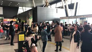 Артисты театра Камала устроили флешмоб в аэропорту Казани