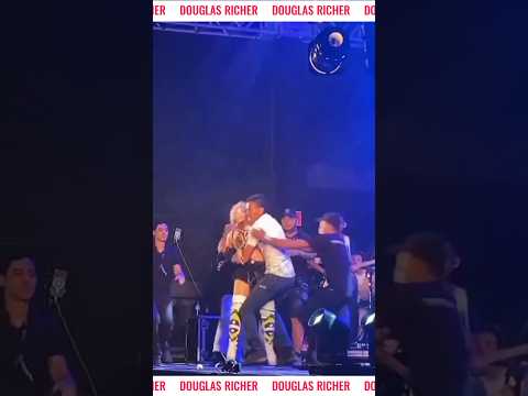 No Acre, fã invade palco da cantora Joelma e momento viraliza