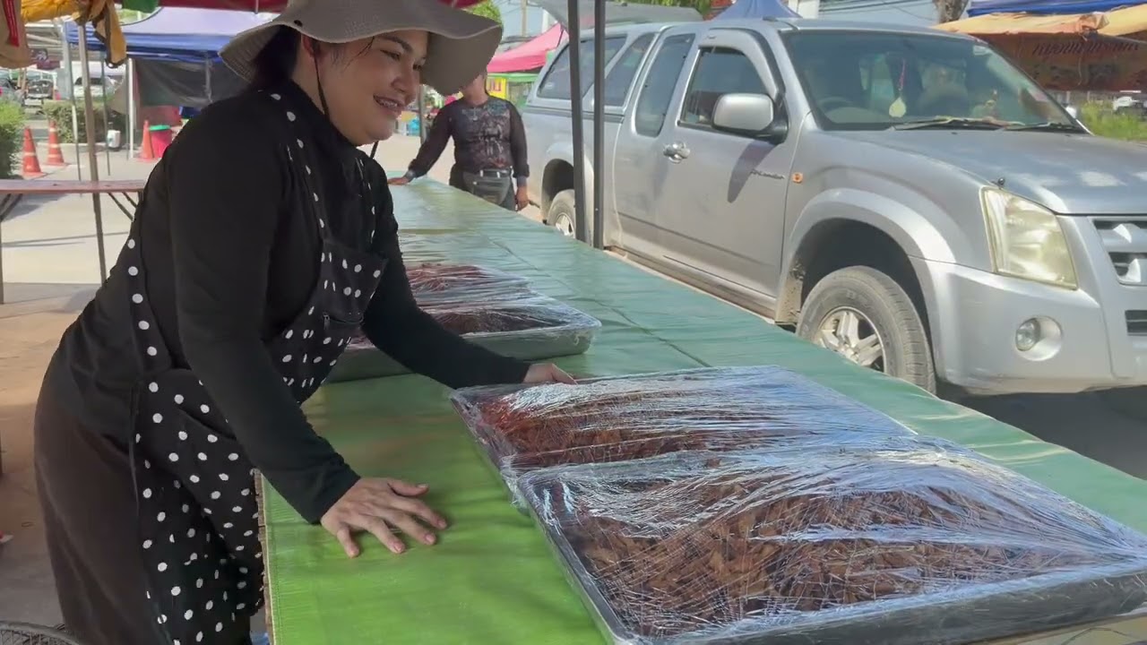 ตั้งร้านกันจ๊ะทุกคน อากาศร้อนมาก แต่แม่ค้าตั้งใจทำมากนะ