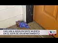 Hallan a una adolescente muerta abajo del sofá de un departamento