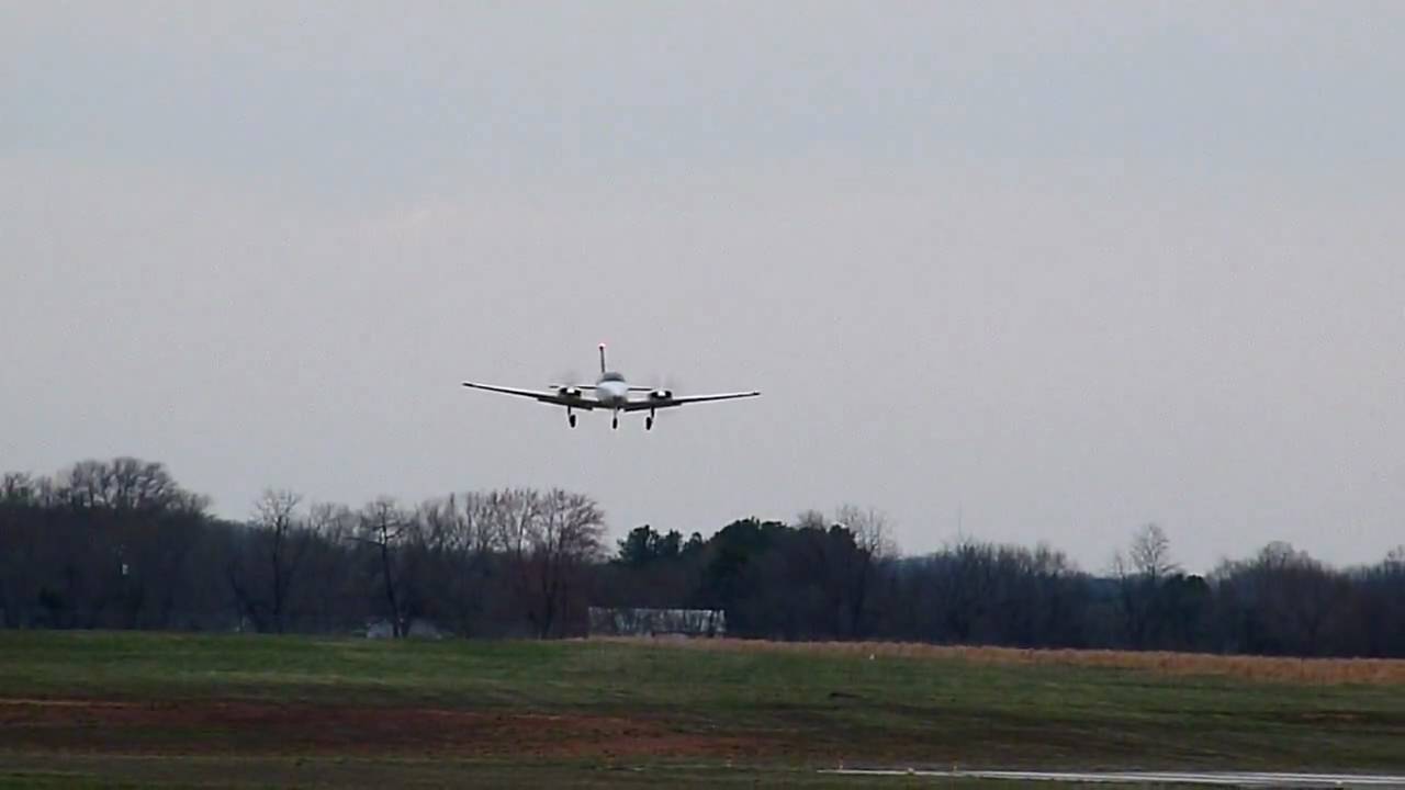Beechcraft Baron, N74ET landing at KHWY on 3/21/10 at 1820