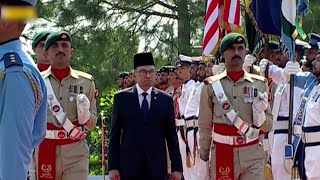 Malaysian Prime Minister Dato&rsquo; Seri Anwar bin Ibrahim given guard of honour at Pakistan&rsquo;s PM House
