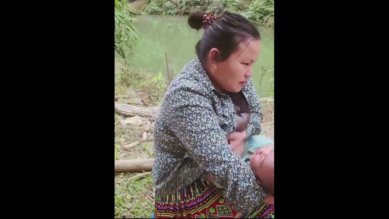 A Single Mother Goes to Pick Bananas—Her Children Are Left Crying Behind 
