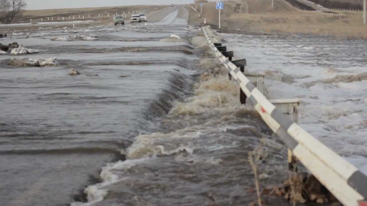 Паводок в челябинской области на сегодня. Паводок Магнитогорск. Орь затопило. Колыма паводок. Прорывной паводок это.