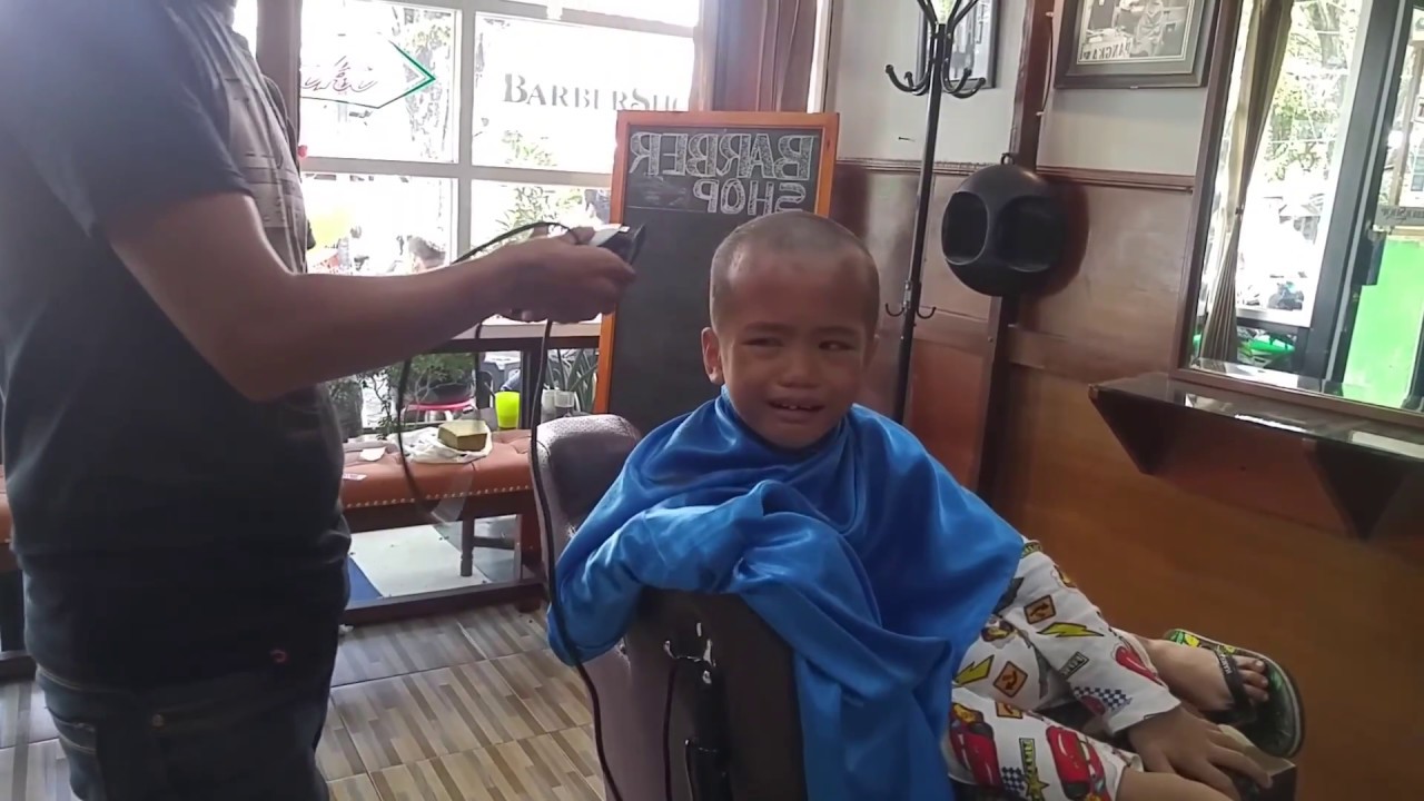 LUCU NYA ANAK2 MINTA DI BOTAKIN MALAH DIA MENANGIS😁😁