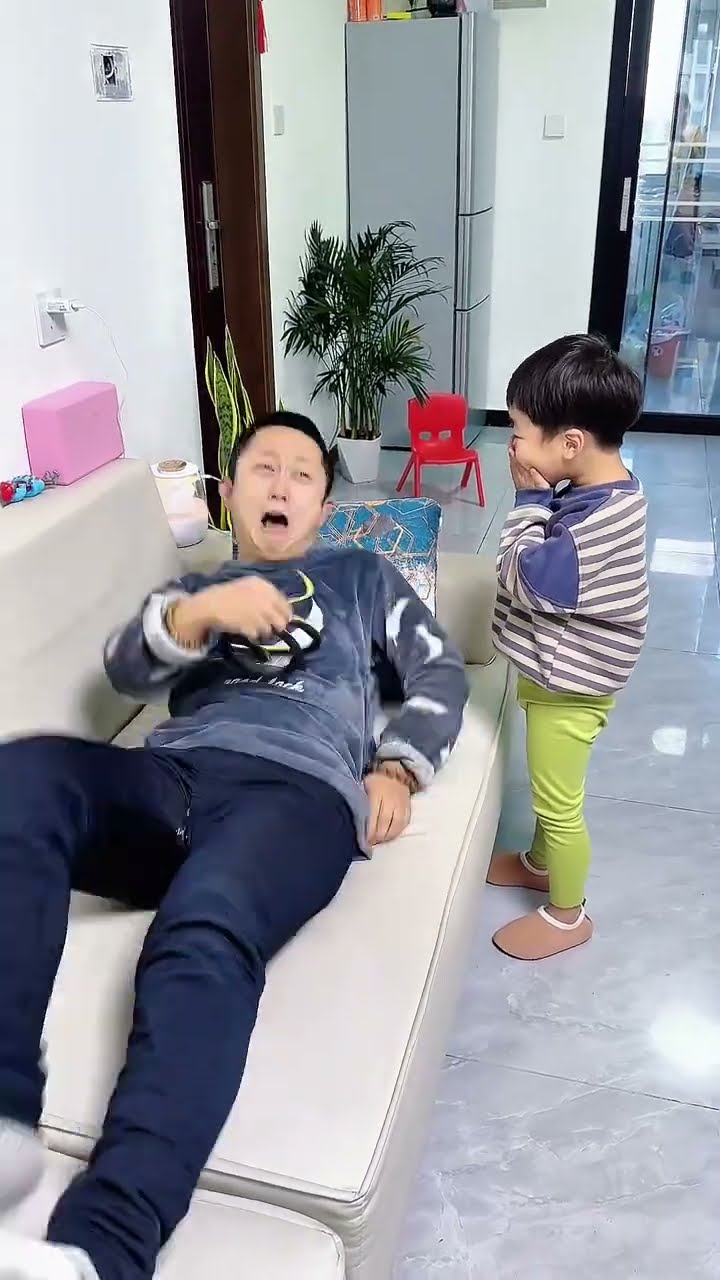 爸爸又在睡懒觉，逗逗他！#Cute baby#Cute#呆萌小米宝#聪明宝宝#萌娃
