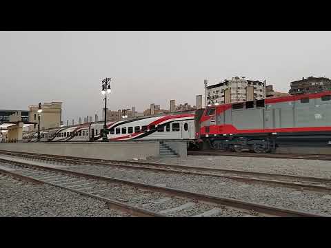 قطارات السكة الحديد داخل أرصفة محطة قطارات صعيد مصر