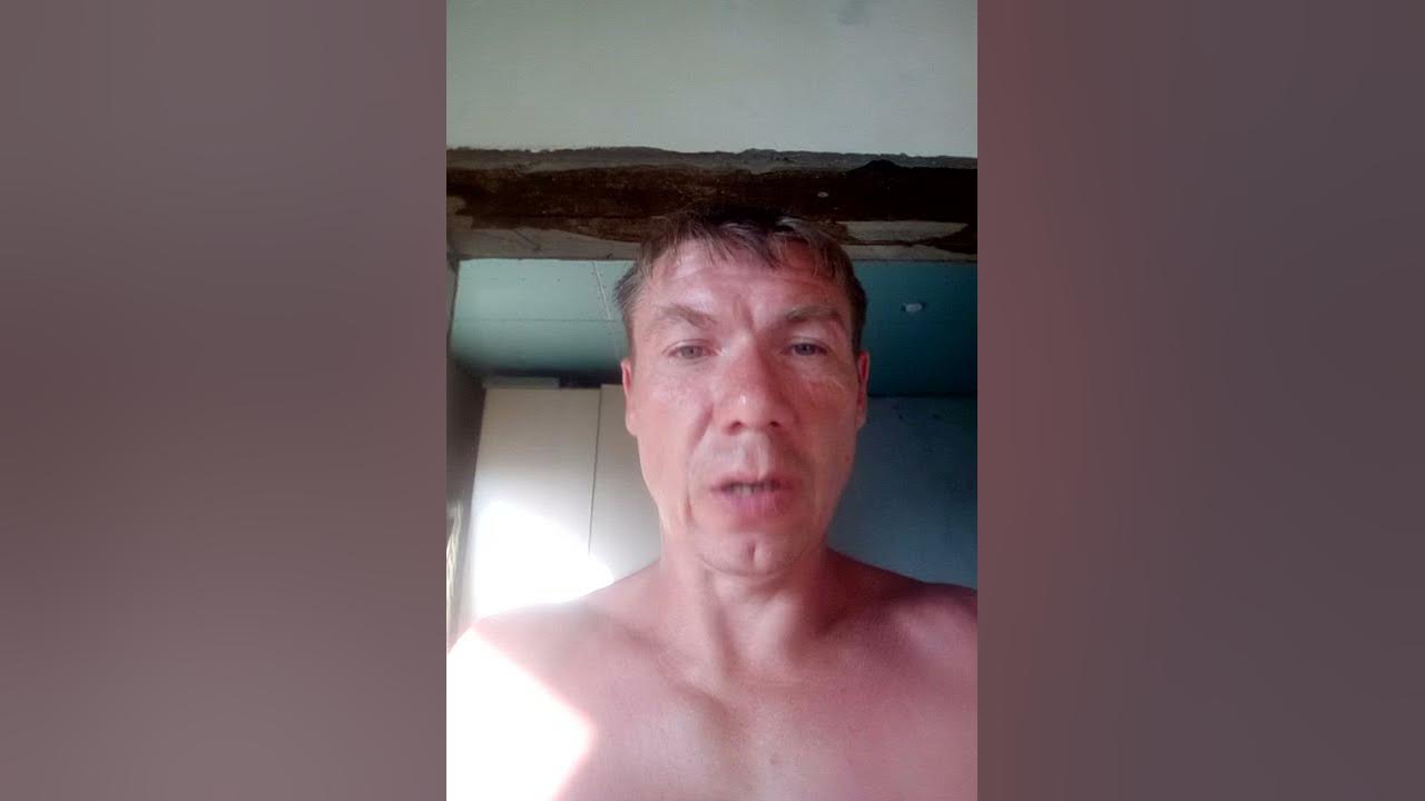 илон маск в браслете а4. миллионер помогает. миллионер помогает. состоятельный человек. миллионер помогает.