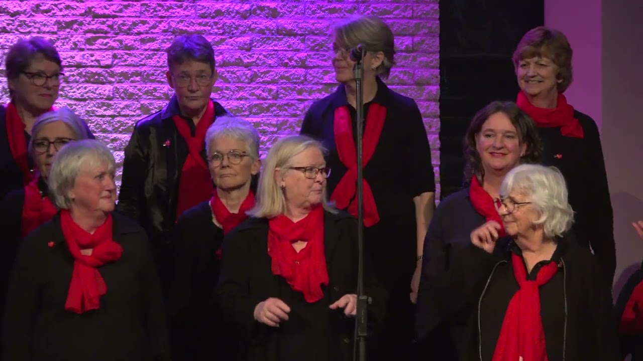 Popkoor Attitude presenteert Love is All Sing Along deel 2