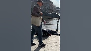 Undercover politie in gesprek met zakkenroller tijdens arrestatie!!!
