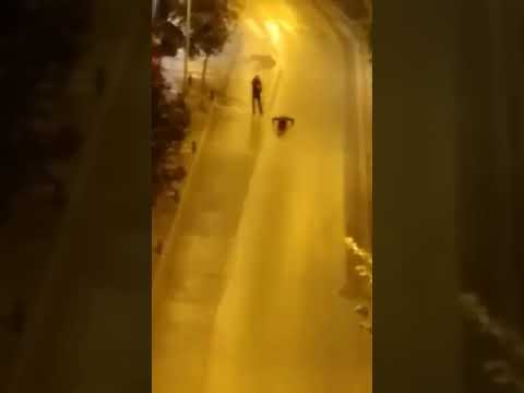 Κάμψεις νεαρού στον αδειο κεντρικό δρομο της Κοζάνης στην καραντίνα