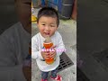 道端で同僚を見つけキョロキョロする母をほうじ茶で励ます2歳男児