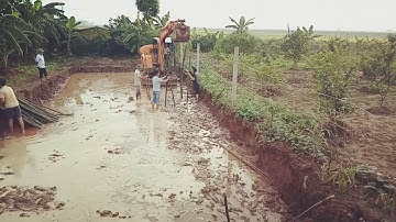 máy xúc đóng cọc tre.  đẳng cấp