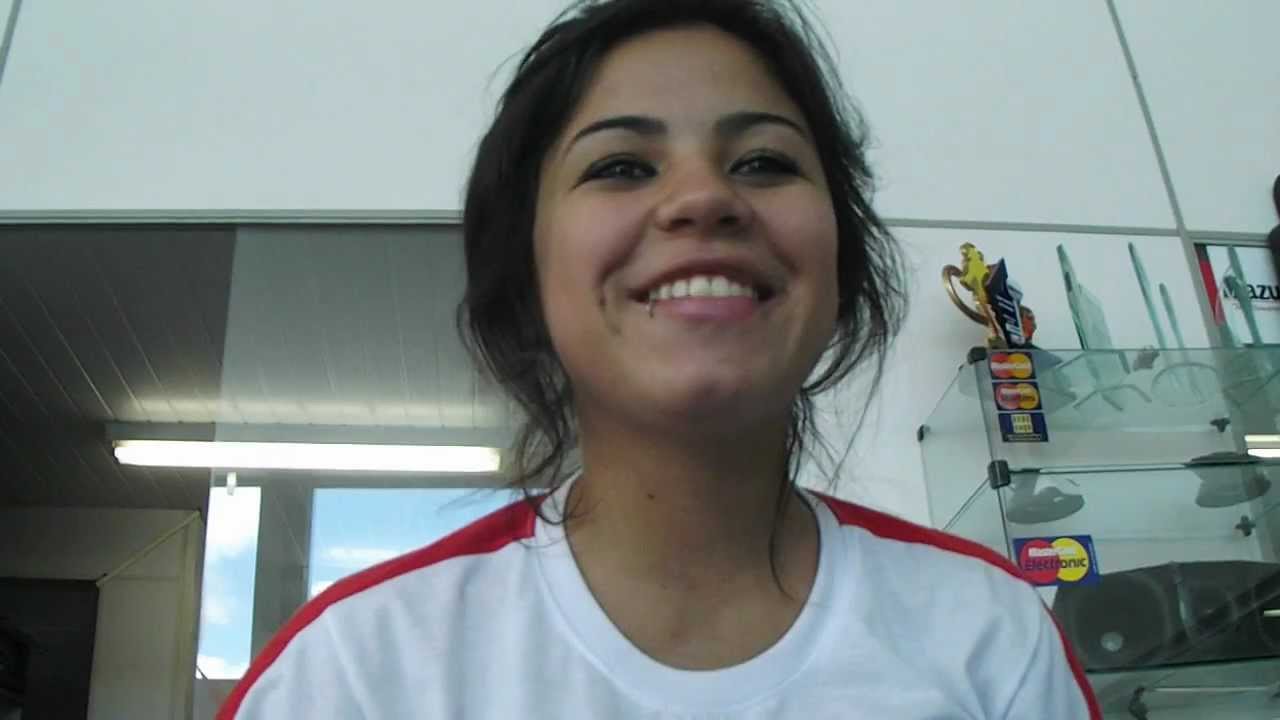 Uma Vendedora De Automóveis Divulga Na Propaganda