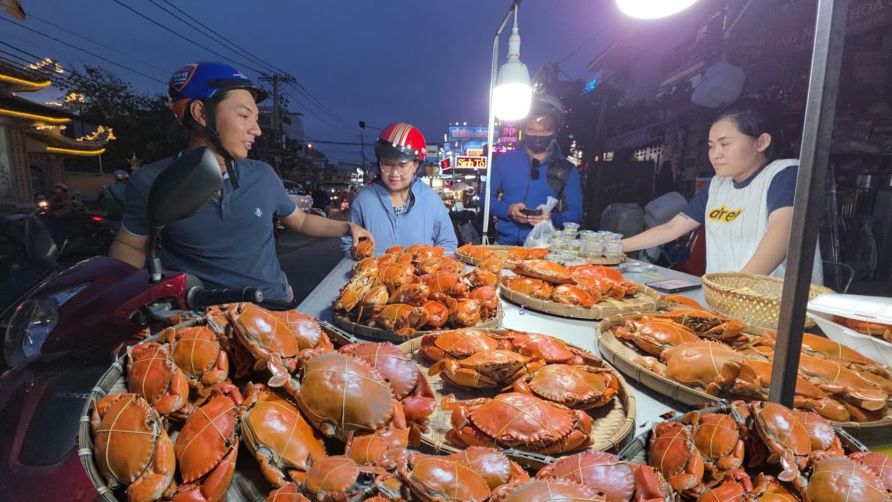 Độc đáo xe cua miệt 5 CĂN CÀ MAU hấp vỉa hè của cô gái xinh đẹp giá 50k đến 280k/1 con thu hút khách