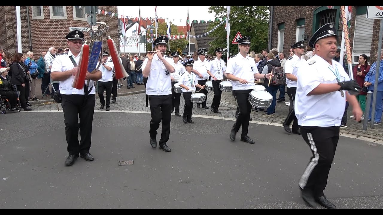Der Sonntags Jubiläumsumzug in Neuss-Norf zum Schützenfest 2025