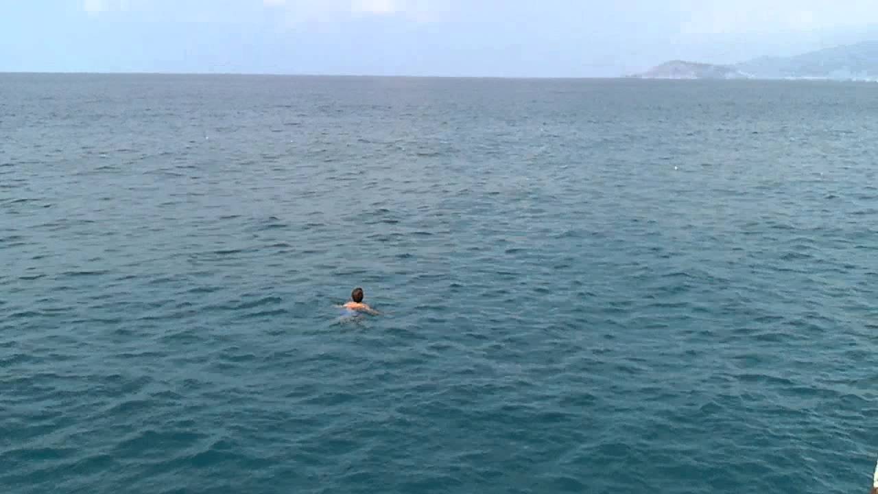Как плавать в море видео. Один у моря. человек в открытом море. переплыть океан. люди на море.