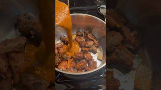 Costillas de cerdo en salsa de tomate con chile guajillo, chile de árbol y puya.