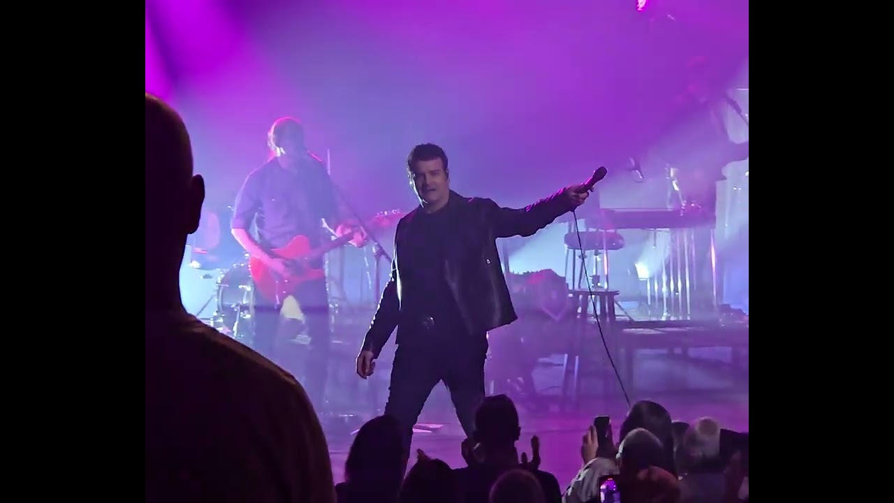 concert Roch Voisine chante Avant de partir et Darlin' Cité des Congrès Nantes 22 novembre 2023