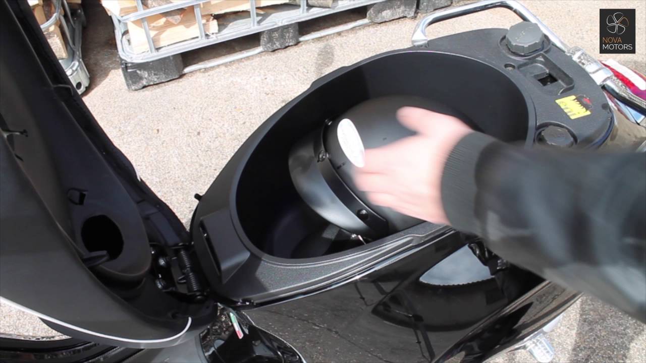 Vespa Sprint - Helmfach - YouTube