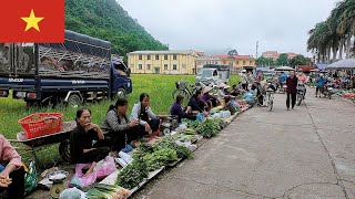 traditional Vietnamese market, a market with many delicious and attractive dishes