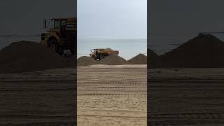 À Royan, la valse des camions de sable.