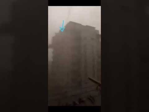 لحظة سقوط بلكونة في المنصورة بسبب الطقس السىء