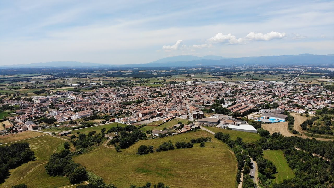 Vista aérea de Cassà de la Selva, Girona - Cataluña, España - Paisajes 4K