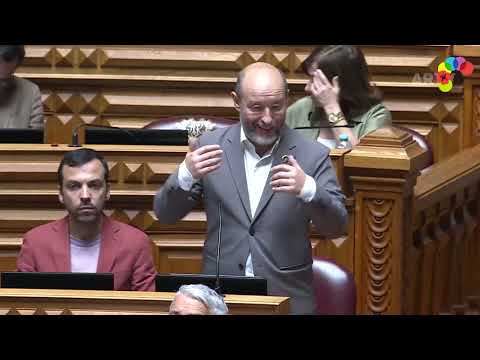 Pós 25 de Abril: A História merece mais respeito do Parlamento