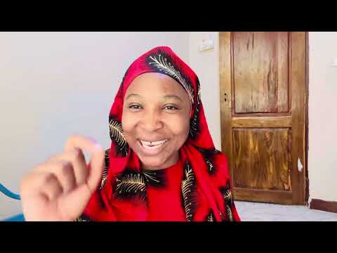 WAHUBIRI MALAYA WAKO KANISANI WAIMBAJI WAVAA SIKINI NA VIMINI MADHABAHU