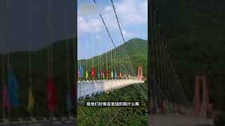 中國大媽在玻璃橋上跳廣場舞🤨 保安大叫：橋要斷了😱！